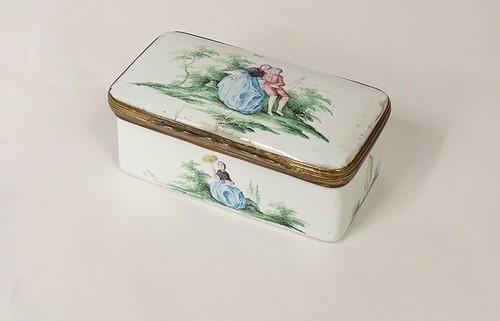 Boite émaillée décor scène