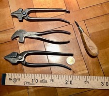outils anciens, belles pinces de métier du cuir avec une aléne...