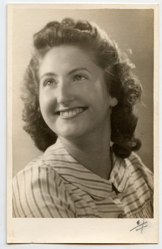 Portrait studio jeune femme