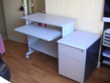 table ordinateur, et casier de rangements dossiers, 