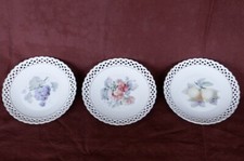Trois assiettes porcelaine