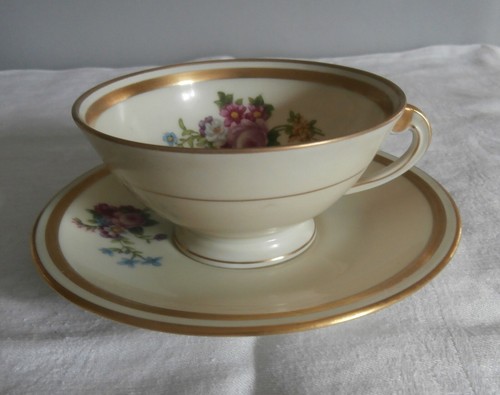 Ancienne tasse sous - tasse,