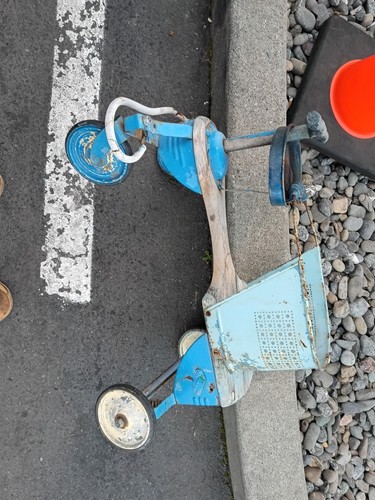 Vintage blue metal tricycle - blue,