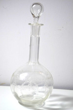 Carafe en verre ciselé, 32 cm avec le bouchon, très bon état