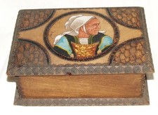 BOITE BRETONNE ANCIENNE COFFRET A DECOR DE PERSONNAGE BRETON GRAVEE PEINTE