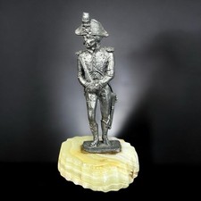 Figurine étain art ciselé