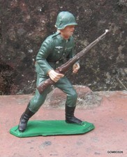 STARLUX ARMEE ALLEMANDE / SOLDAT ALLEMAND CHARGEANT AVEC FUSIL