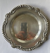 Plat rond à bord festonné en