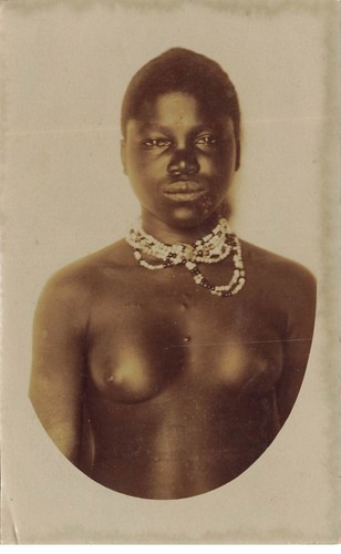 Jeune femme aux - -,