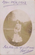 CPA CARTE PHOTOGRAPHIE 1902 JEUNE FEMME PRES DU SAULE PLEUREUR