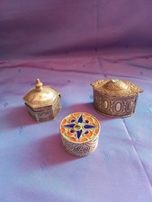 TROIS ANCIENNES    BOITES  A