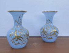 2 Vases en opaline ciselés