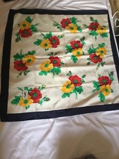 Foulard 100 % soie YVES SAINT LAURENT fleurs en très bon état.