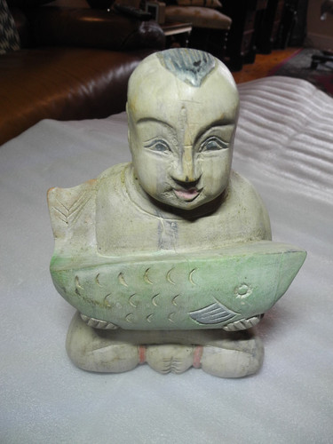 Statue bouddha avec - , poisson