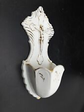 Ancien bénitier mural Biscuit de porcelaine émaillé blanc rehauts or Christ XIXe