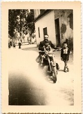 Homme sur moto avec enfants - Ancienne photo an. 1950