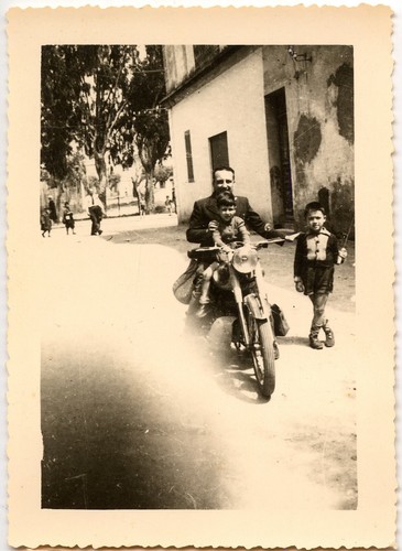 Homme sur moto avec - enfants,