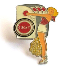 Pin blonde en short - pin's,