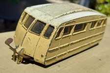 Caravane beige avec glaces
