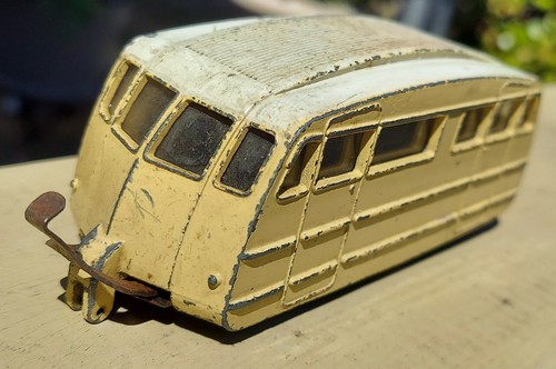 Caravane beige avec glaces