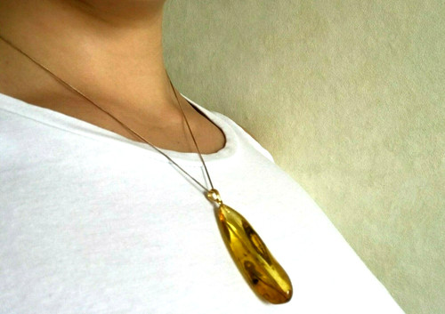 Pendentif ambre avec insecte - pendentif,