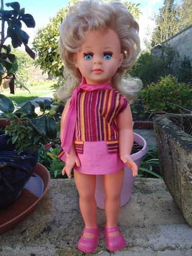 Poupee blonde aux yeux bleus - blonde,
