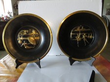 lot de deux plats de décoration en cuivre repoussé noirci