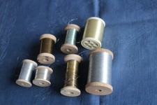 Sept bobines de fil argent et