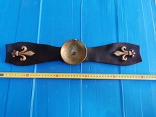 Cendrier d'accoudoir de fauteuil en cuir et  Fleur de Lys en bronze. EB 010