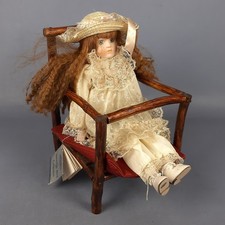 Poupée Porcelaine Assise Sur