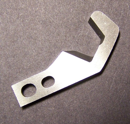 Couteau supérieur surjeteuse