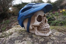 SK237 C  TETE MORT  FIGURINE