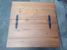 TABLE BASSE CARREE EN PIN STYLE COFFRE DE BATEAU ANCIEN