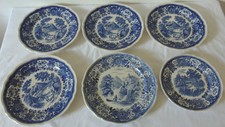 Assiettes plates dont une a - une,