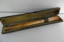 ANCIEN FUME-CIGARETTE DANS SON ETUI BOIS - ECUME ET AMBRE - EPOQUE 1900 - 14 CM