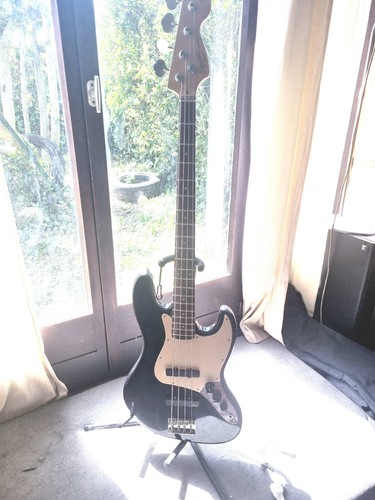 Squier jazz bass - bass, emg