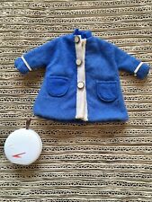  Manteau bleu et valisette