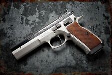 PLAQUE EN METAL PISTOLET