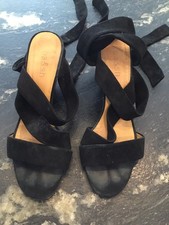 Très Belle Sandales Talons Daim Noir Bash 40