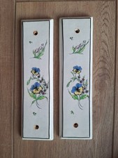 DEUX ANCIENNES PLAQUES DE PROPRETE EN PORCELAINE DECOR FLORAL PORTE