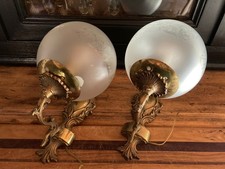 Paire d'appliques murales en laiton et globe boule en verre dépoli gravé XXe