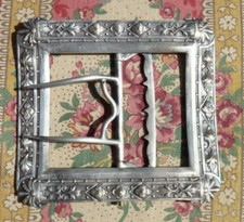 ANCIENNE BOUCLE de CEINTURE en MÉTAL ARGENTÉ aux motifs FLORAUX fin XIXe - 1900