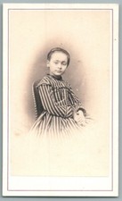 CDV 1870 Petite fille robe