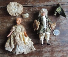 2 poupées mignonettes (13 cm) en celluloid en costume type 18° siècle