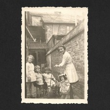 Fratrie enfants poupée