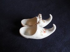 ANCIEN SALERON DOUBLE EN PORCELAINE EN FORME DE SABOTS BRETONS