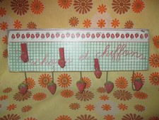 Ancien SUPPORT COUNTRY CORNER ACCROCHE TORCHONS et CHIFFONS DECOR FRAISES