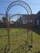 arche de jardin en fer forgé avec des  Feuilles 
