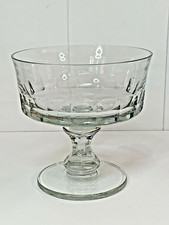 GRANDE COUPE SUR PIED EN VERRE SOUFFLÉ TAILLÉ COTES PLATES XXème 