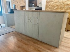 Comptoir boutique - ilot central - bois et béton